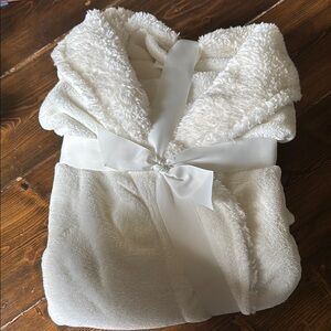 Pottery Barn Luxurious White Women's Robe